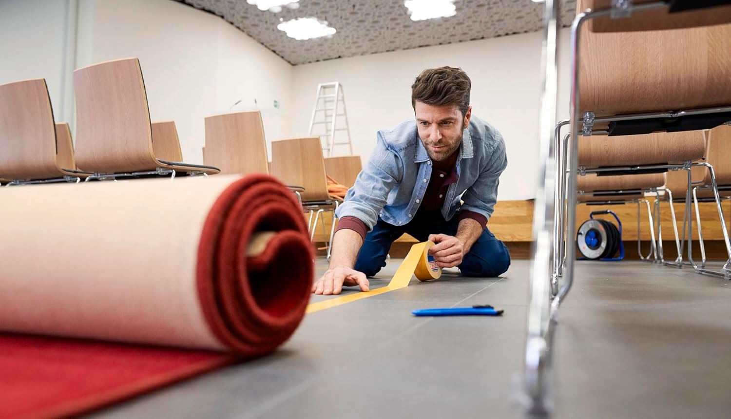 Oberfläche mit Rückständen von doppelseitigem Klebeband in ruhiger Umgebung.