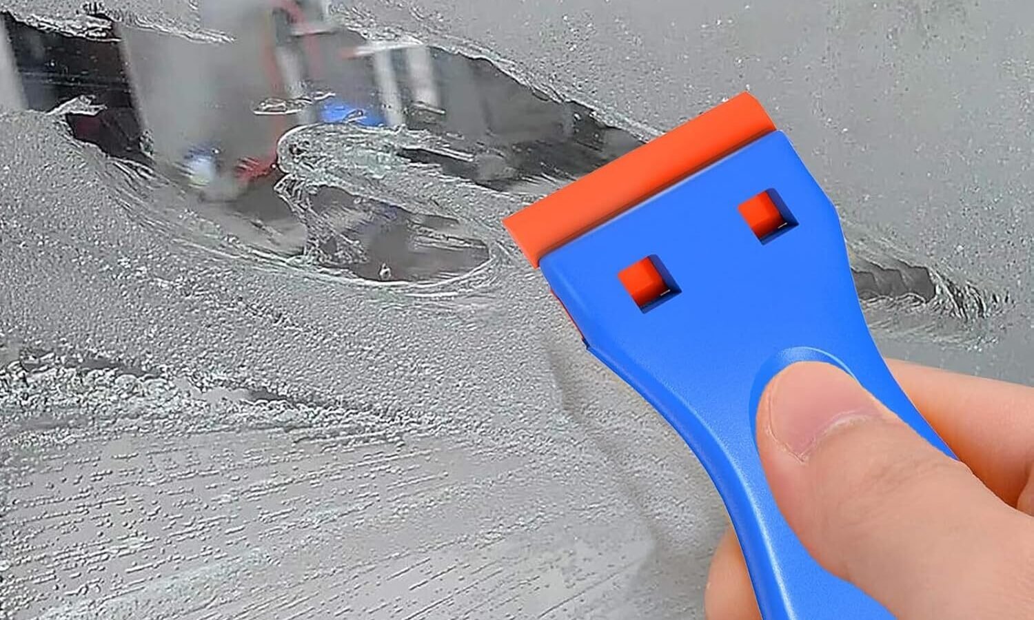 Hand arbeitet langsam an einer glatten Oberfläche in ruhiger Umgebung.