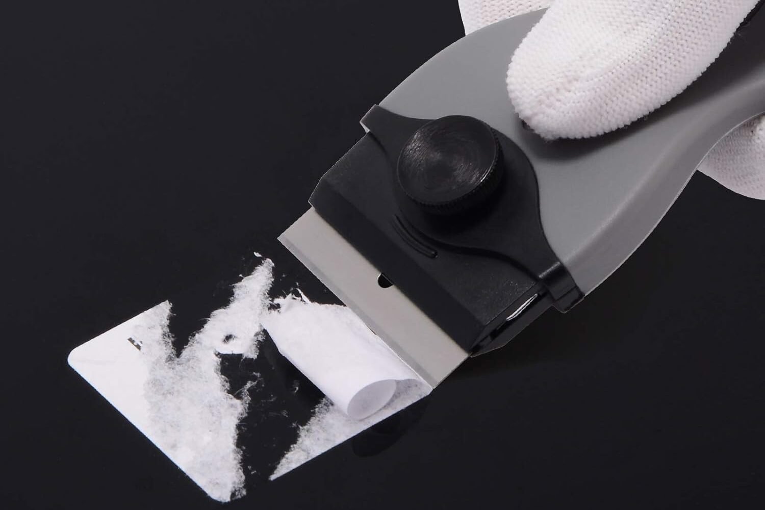 Reste eines Aufklebers auf einer glatten Oberfläche in ruhiger Umgebung.