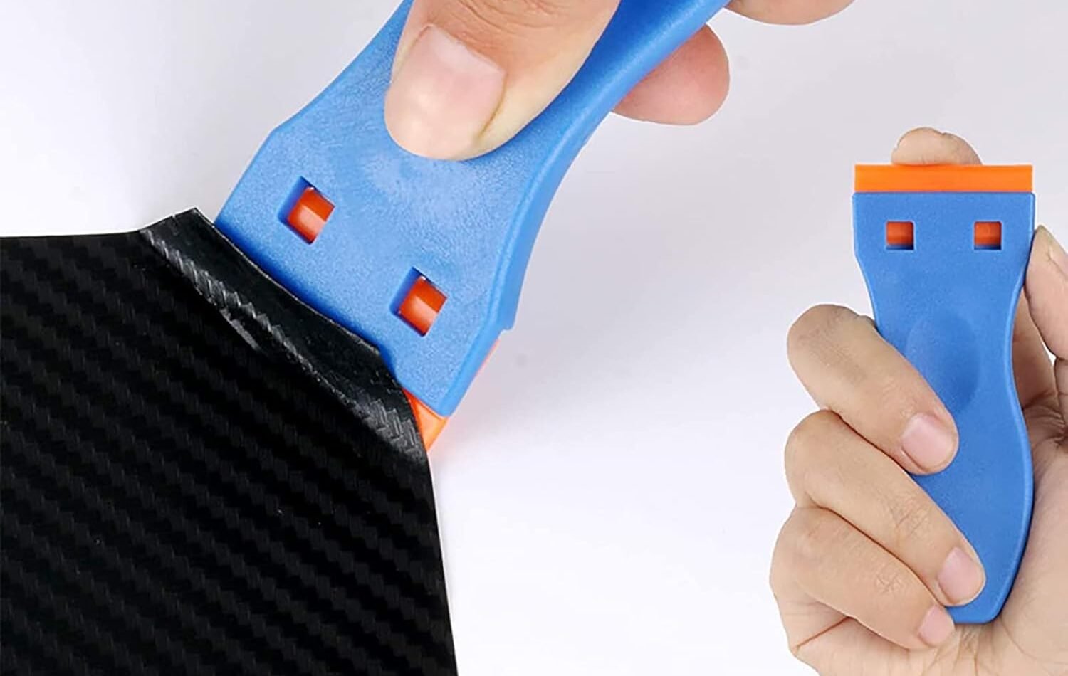 Türrahmen mit leichten Klebebandresten in ruhiger Umgebung.