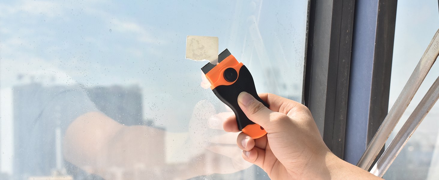 Glatte Glasfläche und matte Kunststoffoberfläche nebeneinander in ruhiger Umgebung.