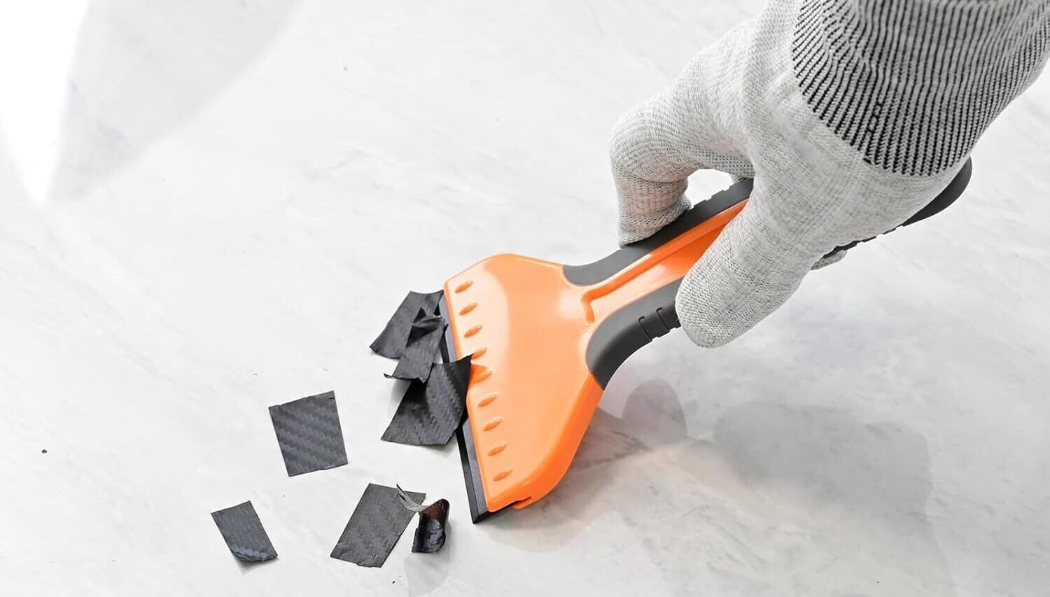 Kunststoffschaber entfernt Klebereste vom Boden