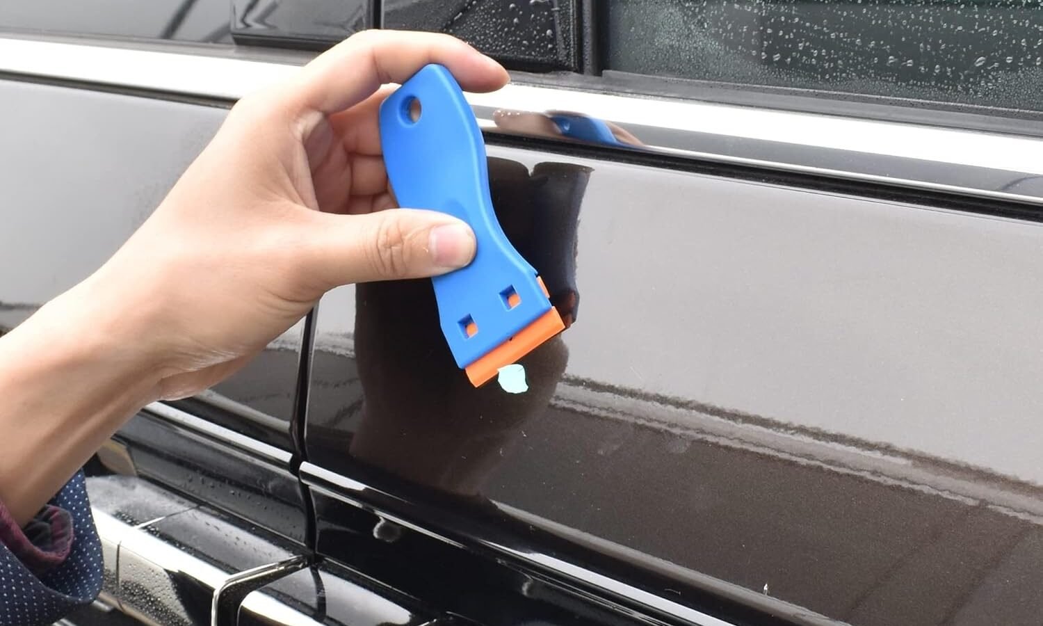 Glatte Oberfläche wird schrittweise gereinigt in ruhiger Umgebung.