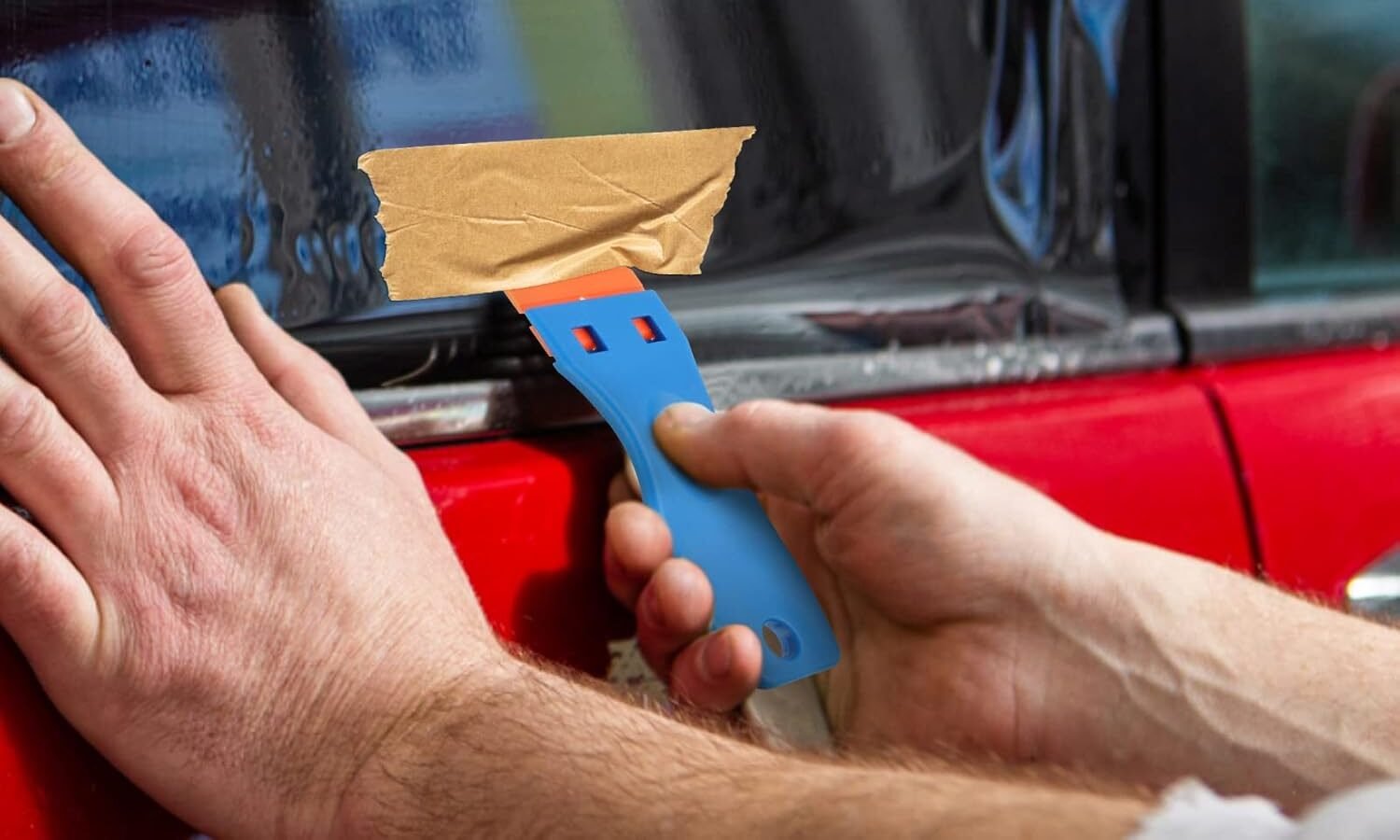 Kunststoffschaber liegt auf einer glatten Oberfläche in ruhiger Umgebung.