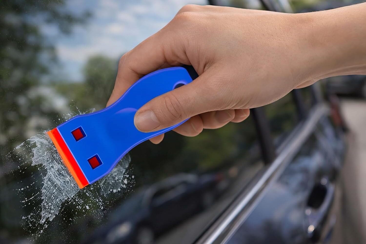 Glatte Glasfläche mit leichten Schlieren im ruhigen Licht.