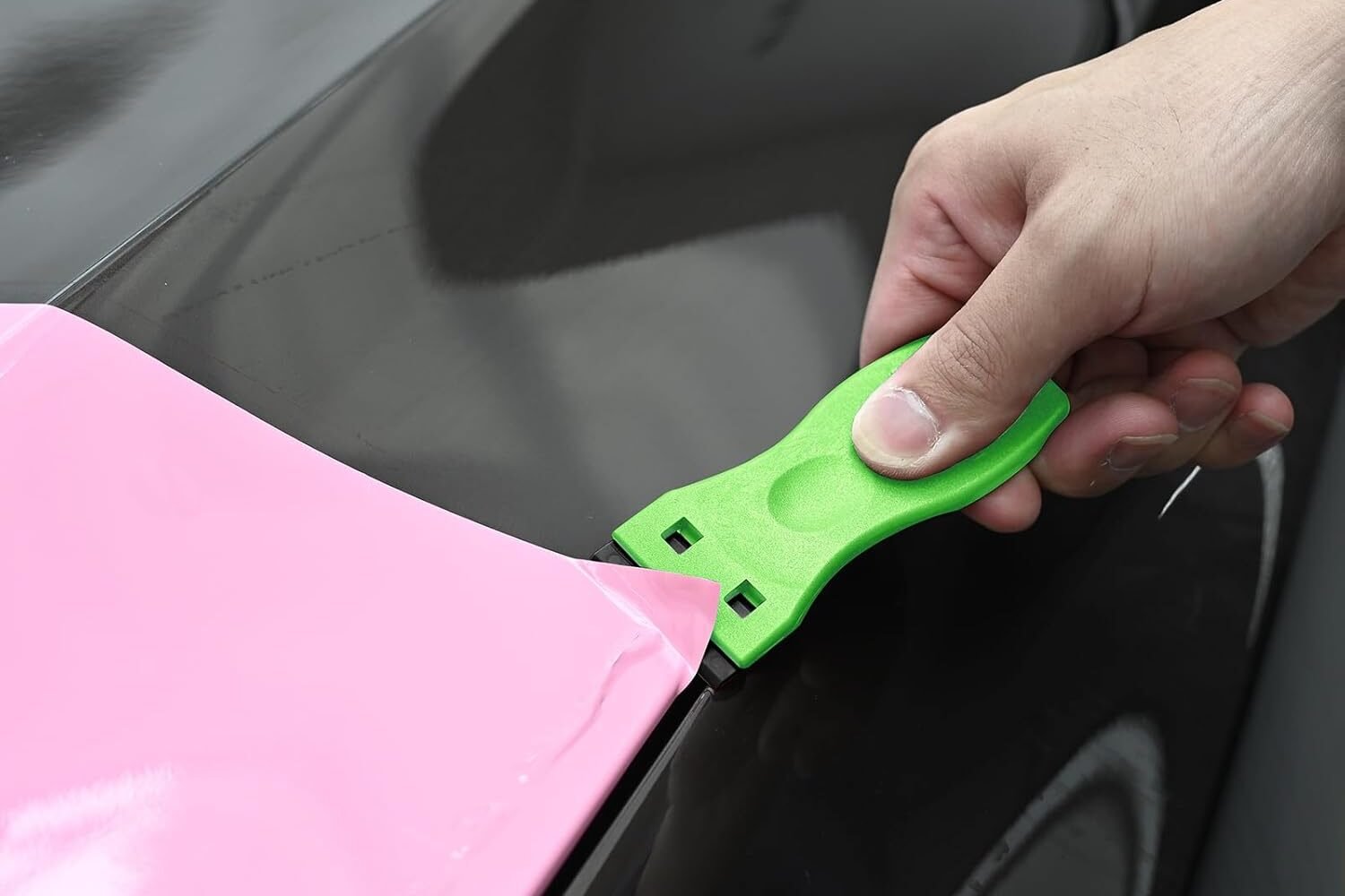 Kleine Stelle auf einer Oberfläche wird vorsichtig geprüft.