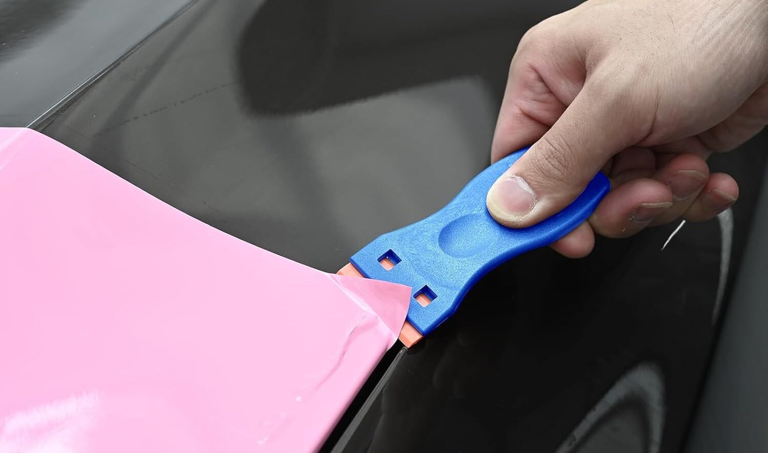 Verschiedene Reinigungswerkzeuge liegen auf einer glatten Oberfläche in ruhiger Umgebung.