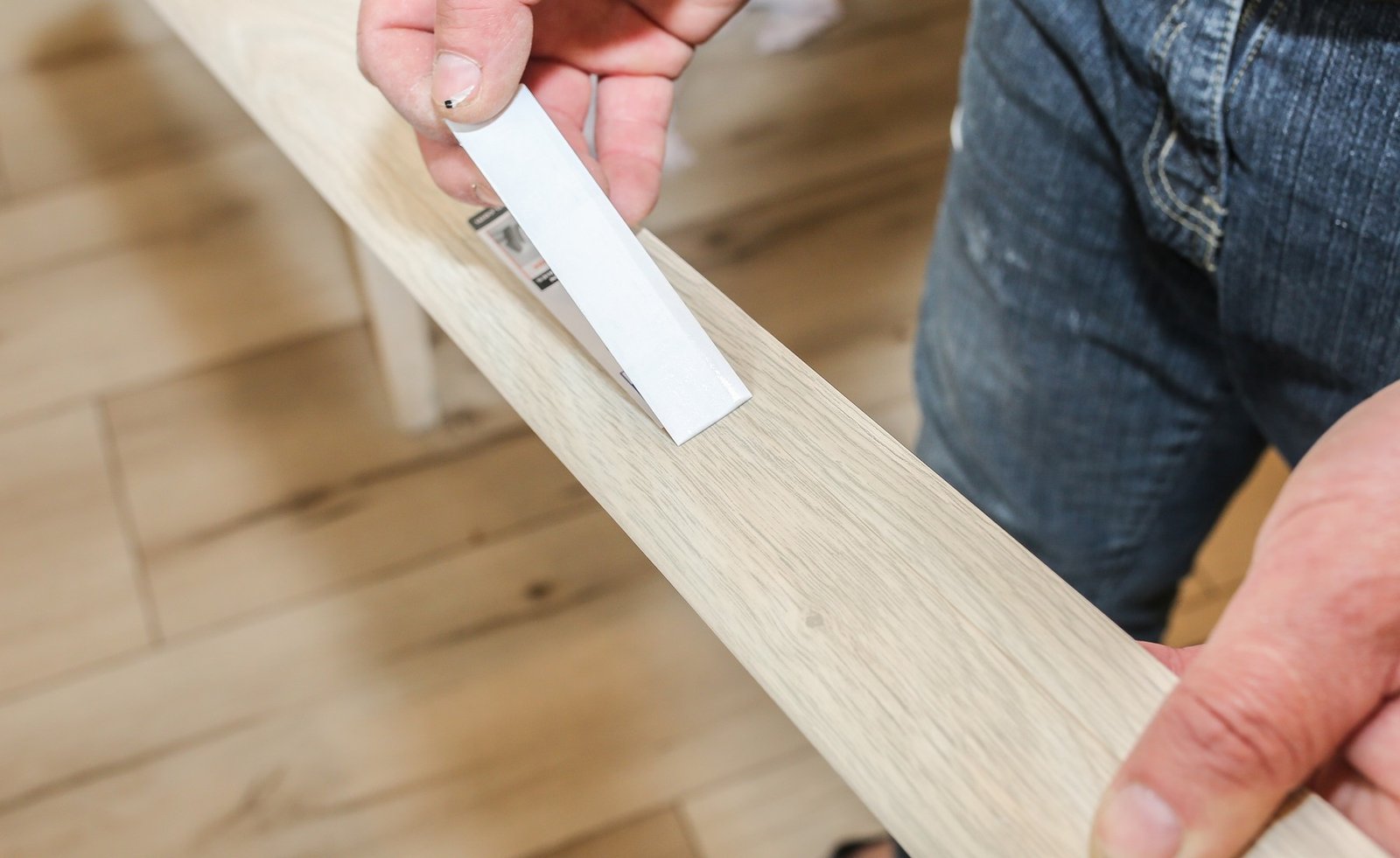 Klebeband von Holz entfernen ohne Verfärbungen