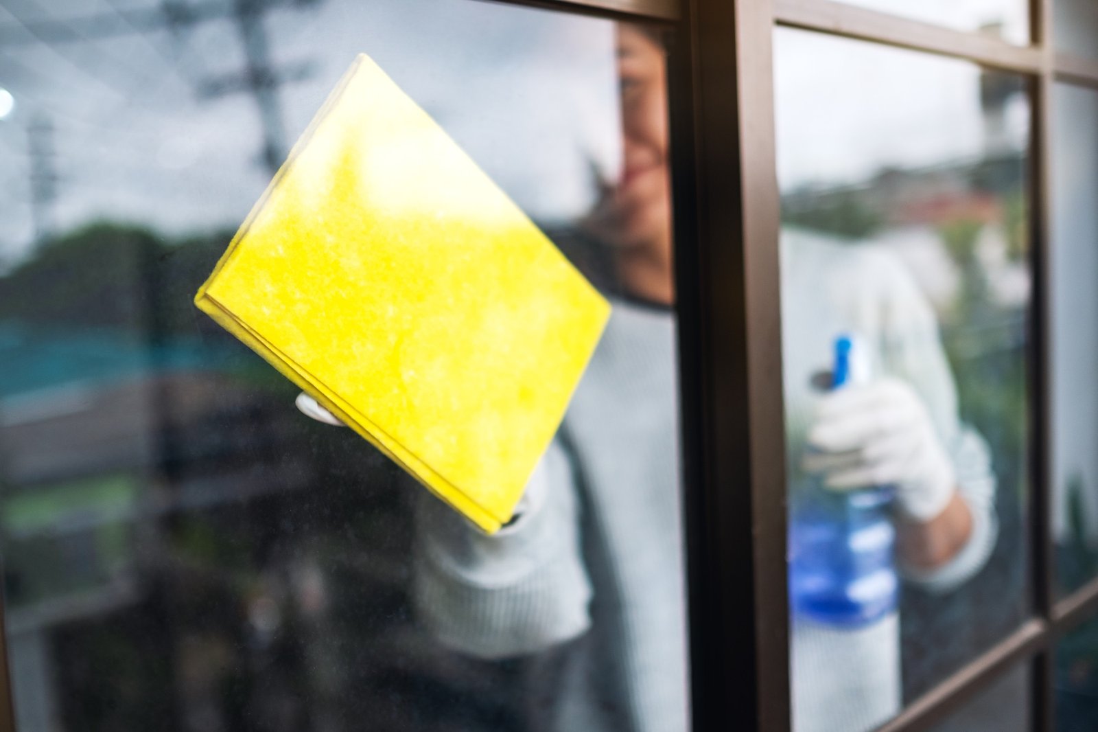 Klebereste von Fensterscheibe ohne Schmierfilm entfernen