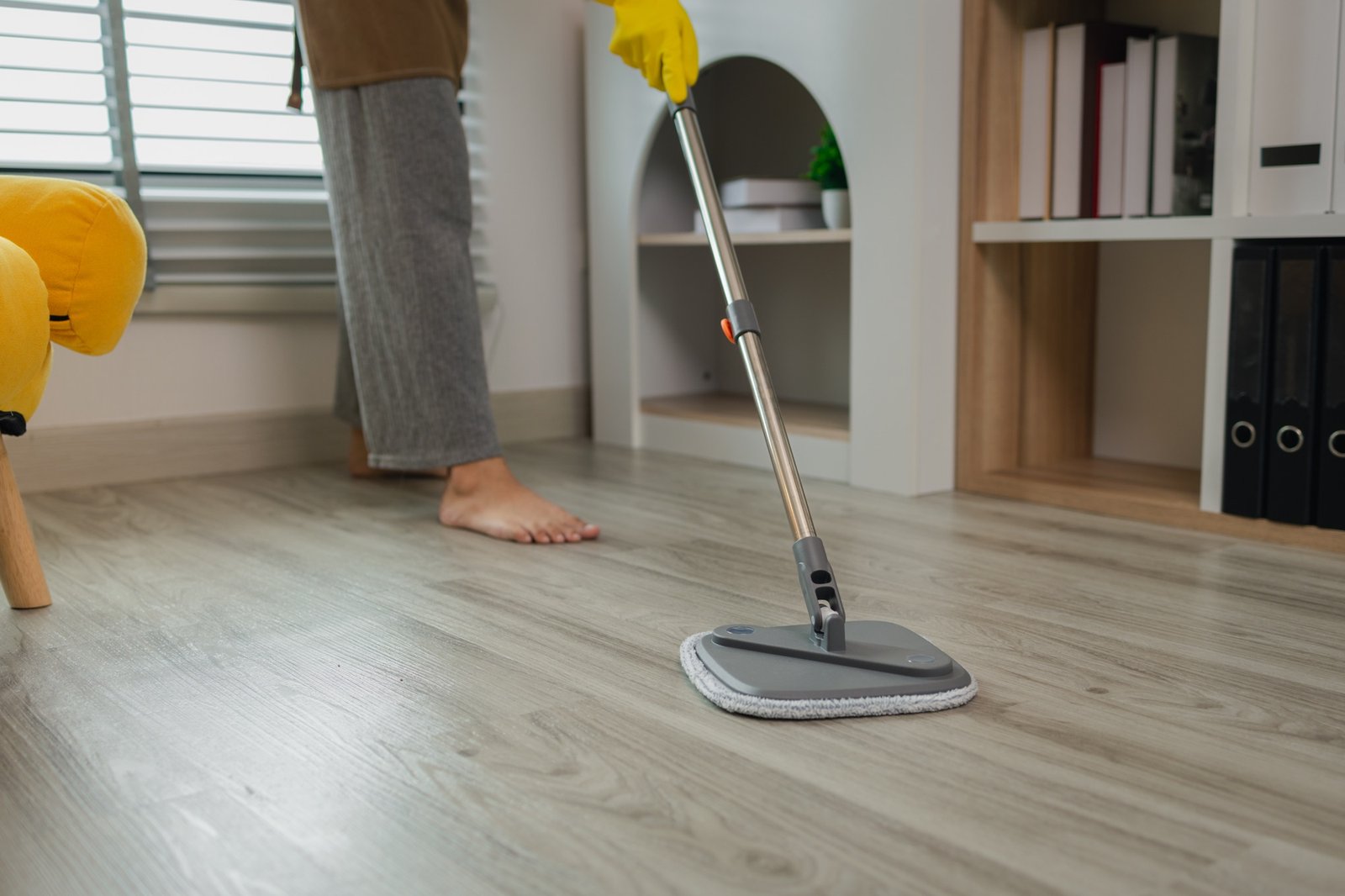 Klebereste auf Laminatboden schonend entfernen